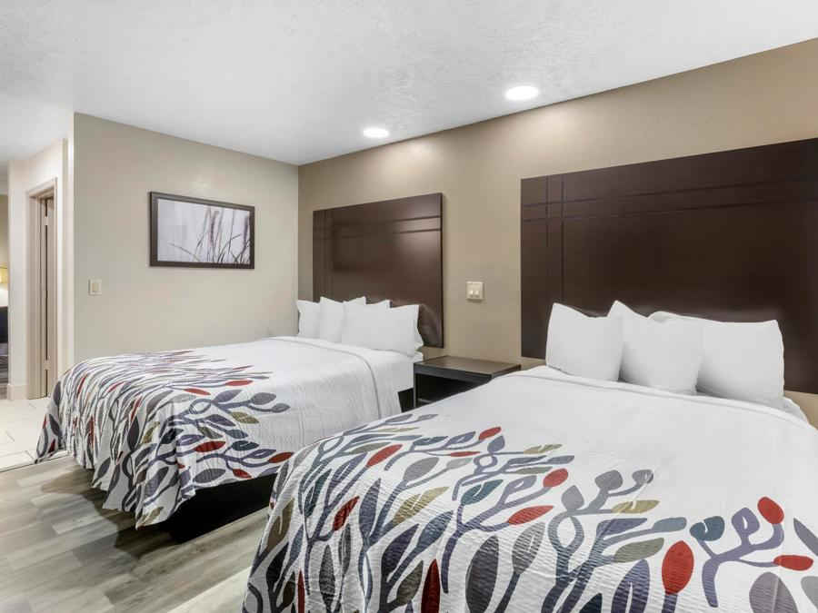 Red Roof Inn & Suites Clinton Exterior